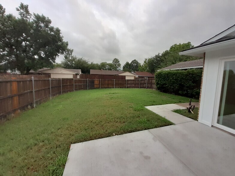 Building Photo - 9022 Millwood Dr