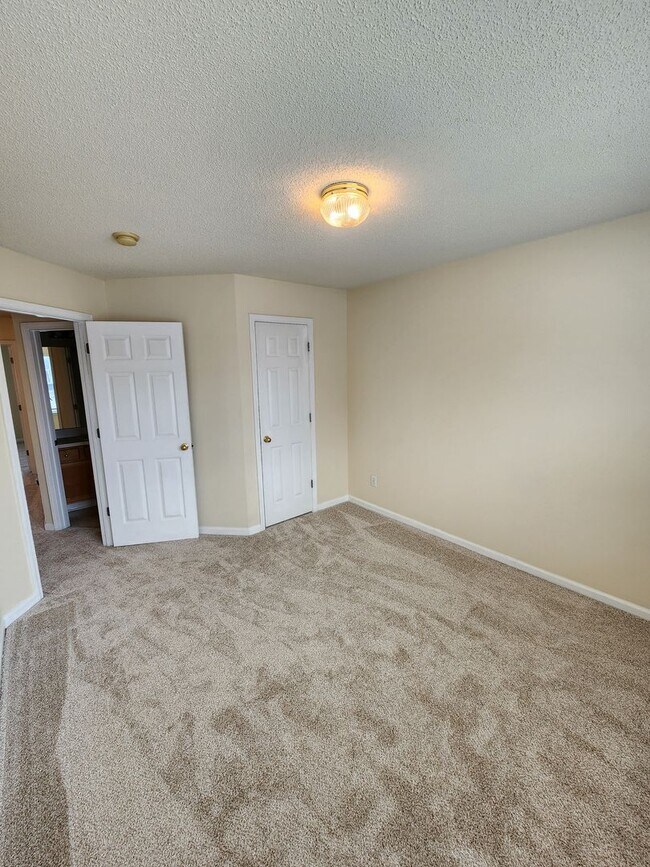 Building Photo - Comfortable 3BD, 2.5BA North Raleigh Townhome with HOA Amenities