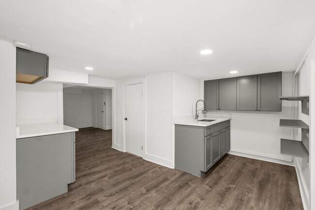 Building Photo - 1919 W Chicago Ave