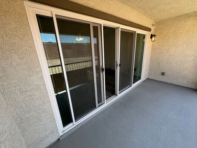 Building Photo - BEAUTIFUL PET FRIENDLY 3 BEDROOM 3 BATH TR...