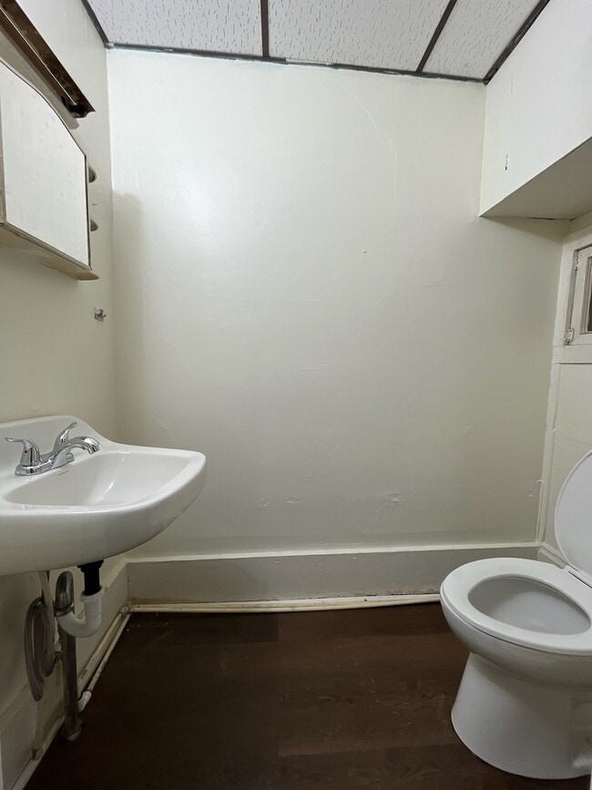 Building Photo - 104 Lake St