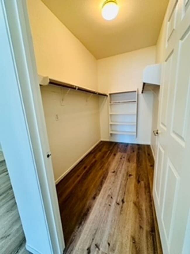 Building Photo - Cozy 1st-floor condo unit with 2 bedrooms and 2 bathrooms. Located in a guard-gated community in ...