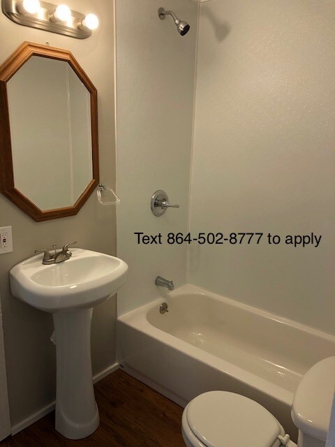 Full bathroom between bedrooms - 1910 Martin Ave