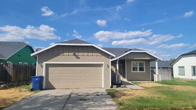 Primary Photo - 3 Bedroom Home Near Fairchild Air Force Base