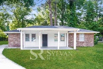 Building Photo - The living is easy in this 3 bedroom, 1.5 ...