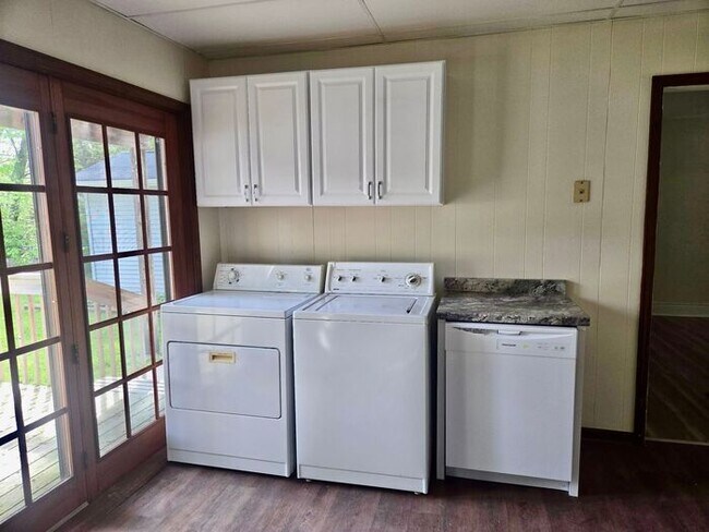 Building Photo - 2 bedroom main floor unit, Berrien Springs