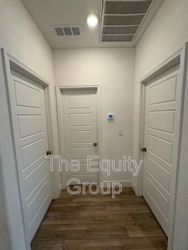 Building Photo - 217 E Tyler Ave