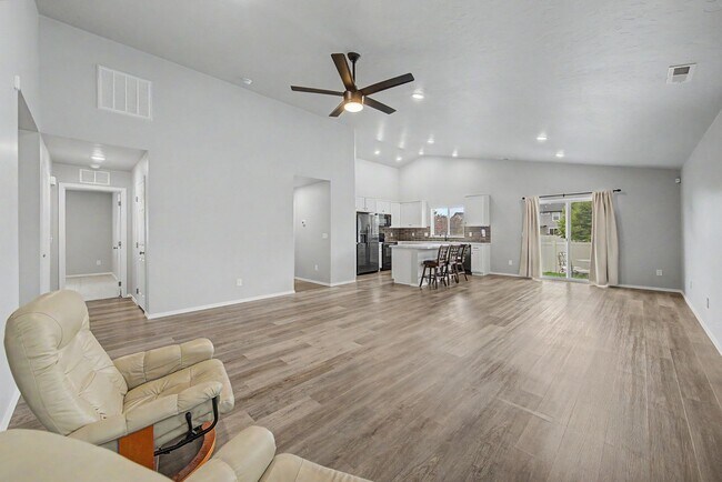 Building Photo - Charming Single-Level South Meridian