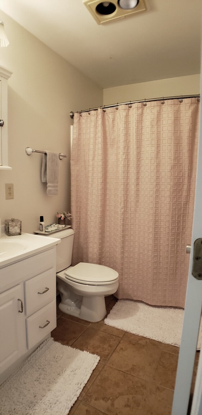 Building Photo - 222 Harvest Dr