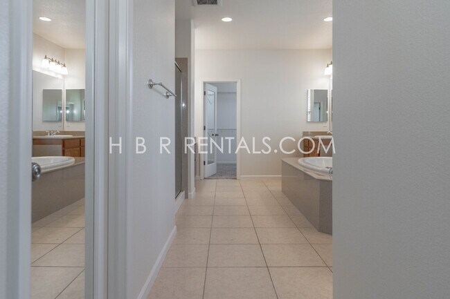 Building Photo - 521 S Altura Ct