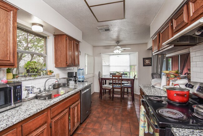 Building Photo - 12106 Pecan Meadow Dr
