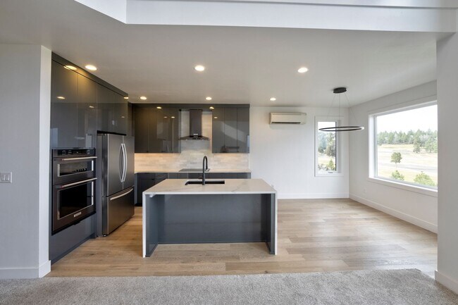 Building Photo - 2580 N W Awbrey Point Cir