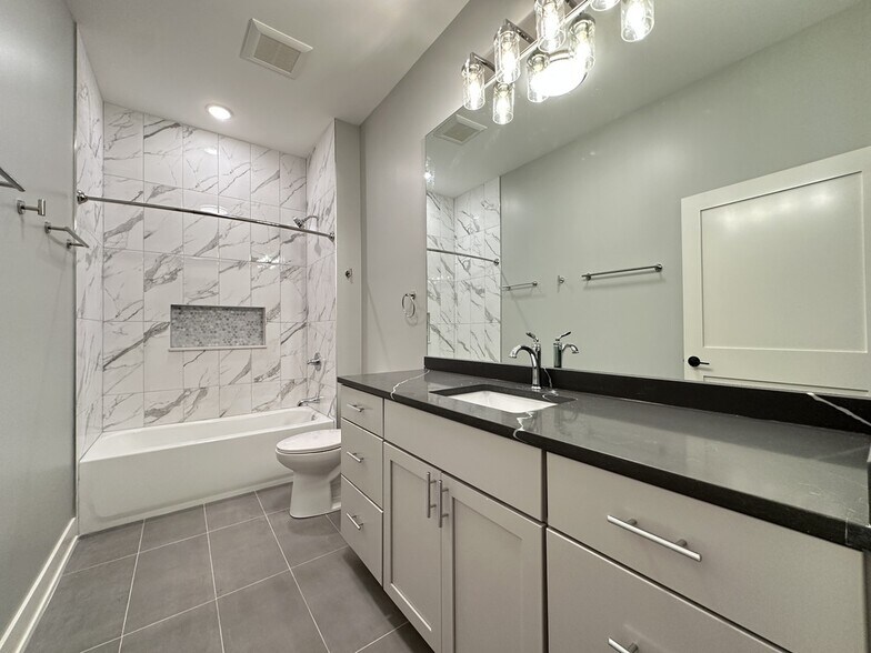 Building Photo - 2100 W 18th Pl