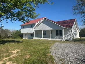 Building Photo - "Charming 2-Bedroom Duplex Retreat on Everett Road Unit B – 2 Full Baths and 1155 Sq Ft of Comfor...