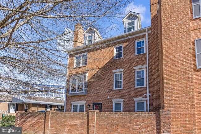 Building Photo - 786 N Vermont St