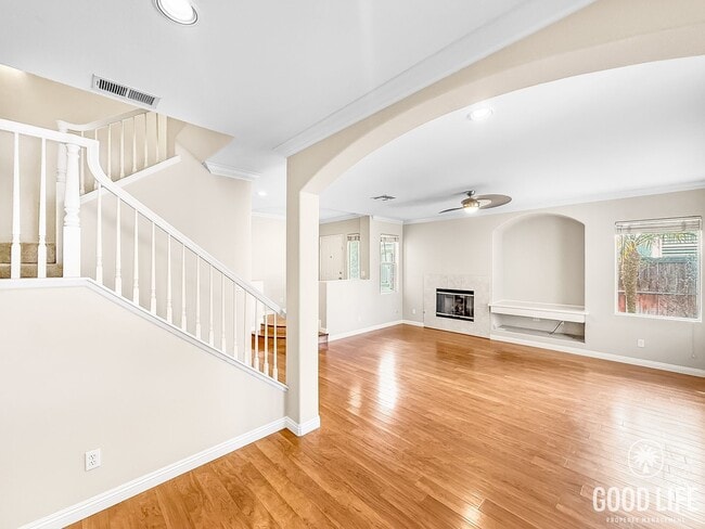 Building Photo - Modern 3-Bedroom Home with Backyard, Beautiful Finishes, and a Community Pool in the Heart of San...