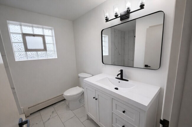 Building Photo - 933 College Ave