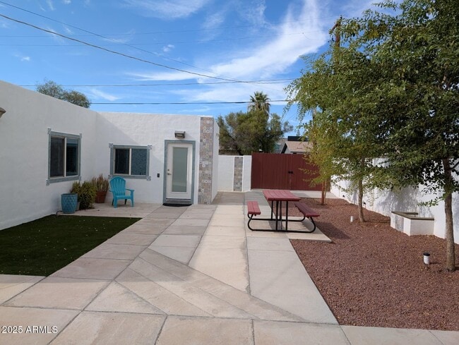 Building Photo - 4350 E Palm Ln