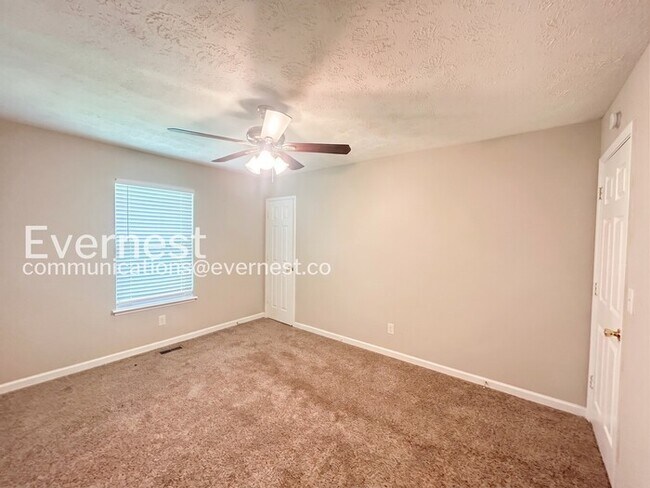 Building Photo - 3 Bed, 2 Bath Home with Fenced Yard & Garage / Pet-Friendly / Vouchers Accepted / Available Now!