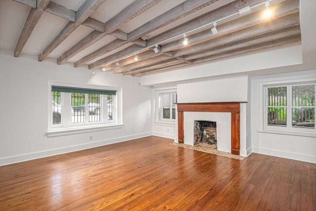 Building Photo - Renovated 2 Bedroom Carriage house off Laf...