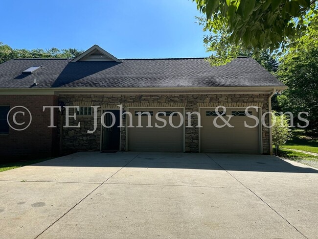 Building Photo - Gorgeous Three Bedroom in Tobaccoville- Mu...