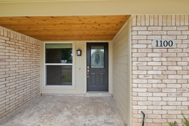 Building Photo - 1100 Red Cliff Dr