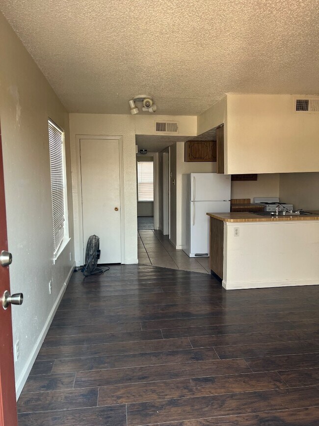 Building Photo - 920 San Pedro Dr SE