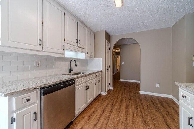 Building Photo - 701 Woodland Ridge Dr