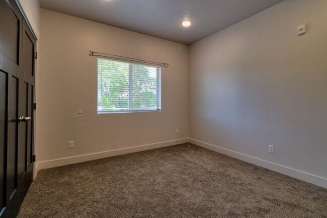 Building Photo - 67 E 500 S
