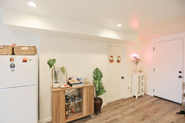 Building Photo - Furnished, garden 1BR/1BA In-Law in the Su...