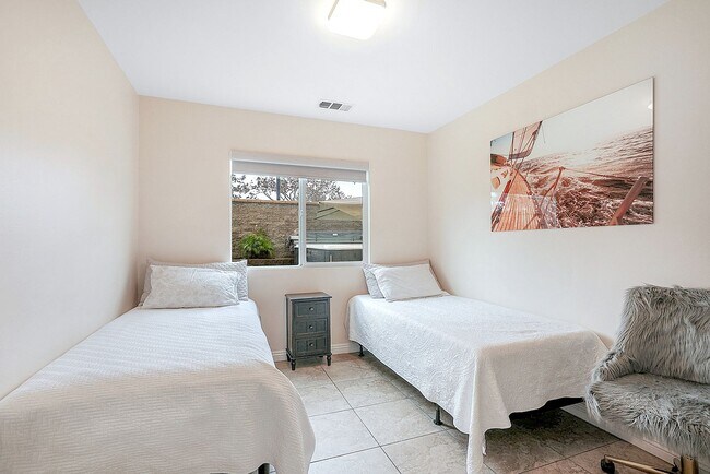 Building Photo - Beautiful executive home in the Eastlake-C...