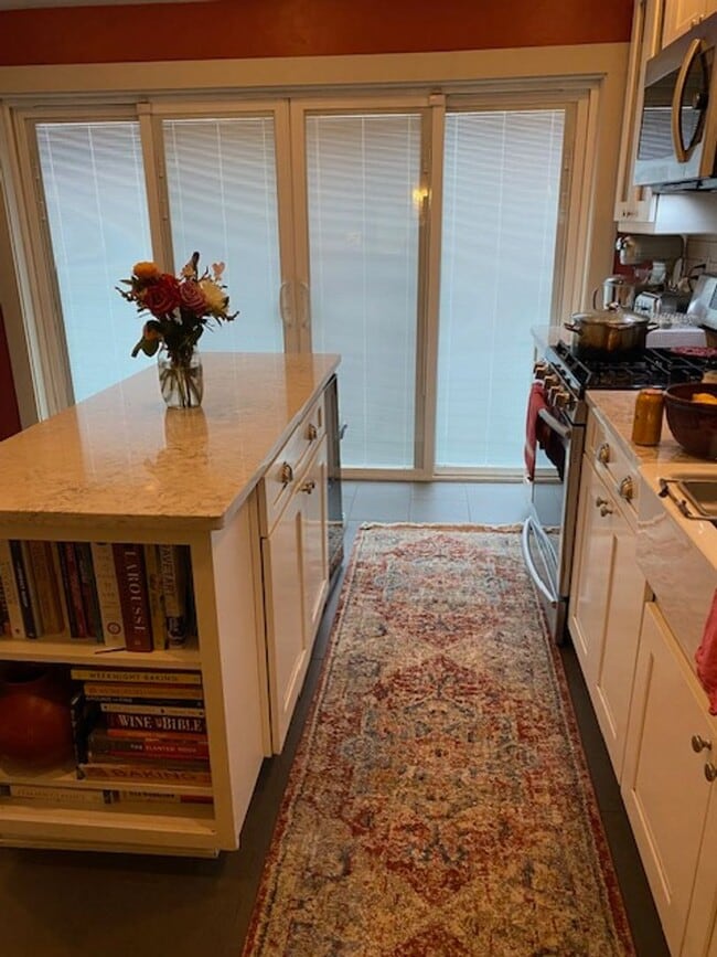 Building Photo - Beautifully renovated 1892 Buckman Bungalow with Hardwoods, Fenced Yard, A/C