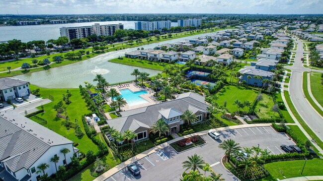 Building Photo - 4651 Pinehurst Trl E