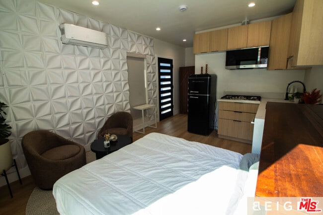 Building Photo - 22454 Dolorosa St