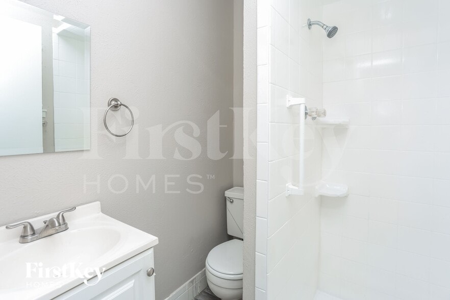 Building Photo - 604 Stonewall Dr