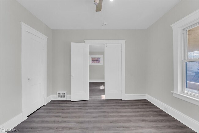 Building Photo - 1221 E 168th St