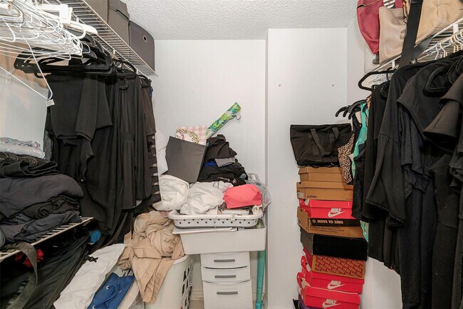 Building Photo - 100 Lakeview Dr