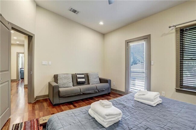 Building Photo - 602 W N Loop Blvd