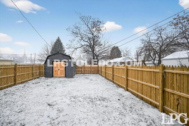 Building Photo - 2025 Caledonia St