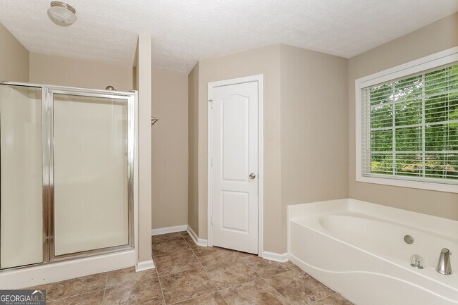 Building Photo - 135 Oak Meadows Dr