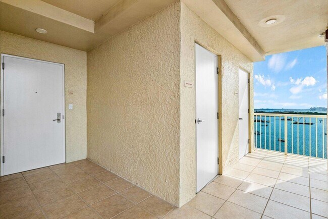 Building Photo - 2640 Lake Shore Dr