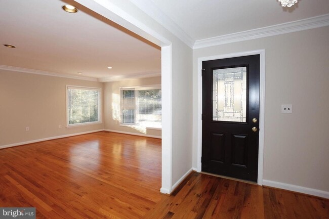 Building Photo - Wonderfull move-in ready property in a great Bethesda location