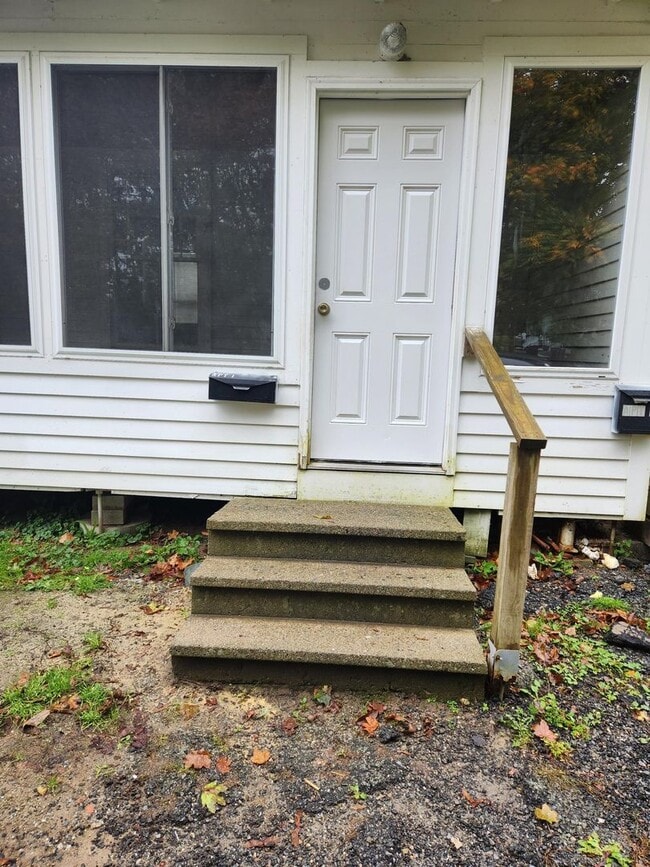 Building Photo - - Walking distance to Downtown Ellsworth -...