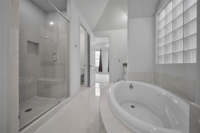 Building Photo - 42 Wooded Park Pl