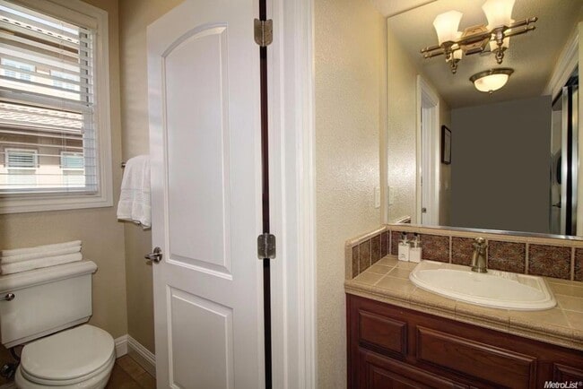 Building Photo - Absolutely Stunning Home in Fabulous Pavil...