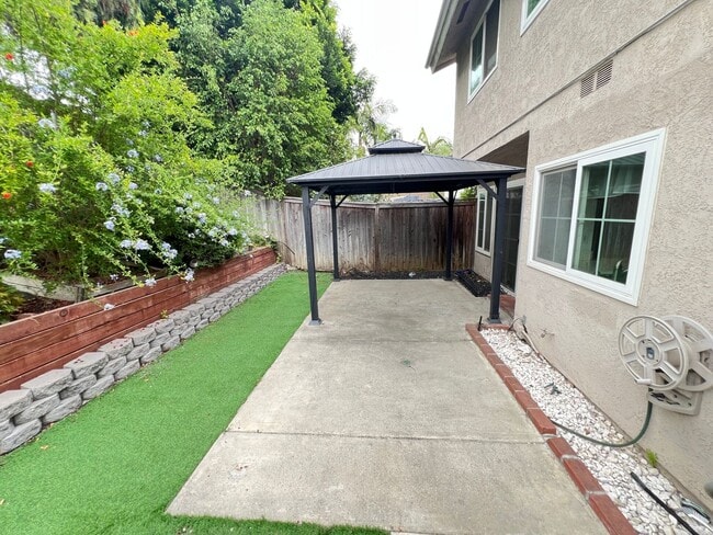 Building Photo - Lovely 4 Bed 3 Bath Brea Home With SOLAR