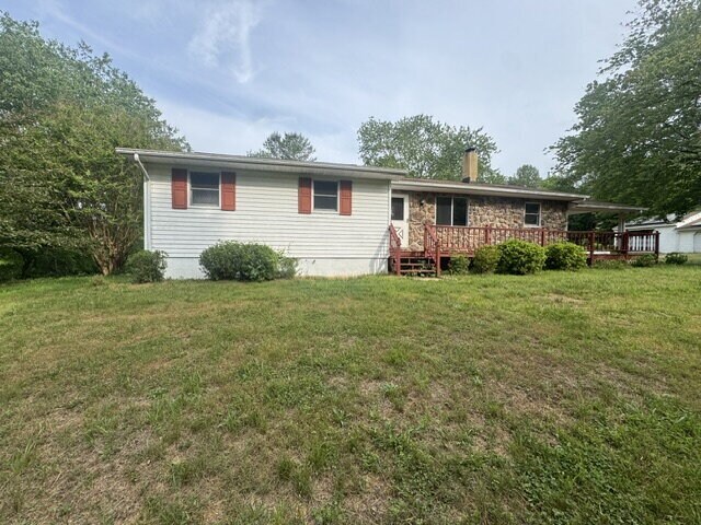 Building Photo - ½ Off First Full Month with Move-In by 8/15 • Large Yard & Deck • August App Fee Only $32. Pet-fr...