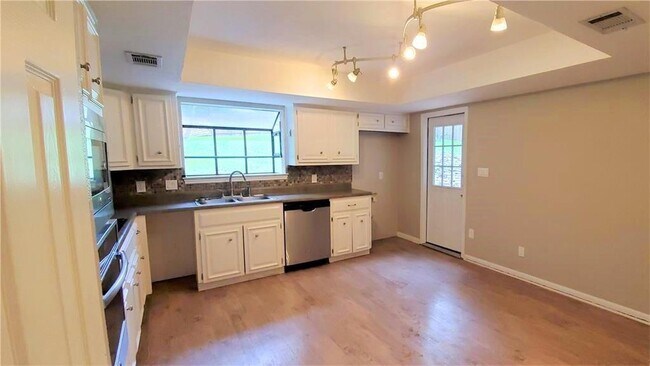 Building Photo - 1403 Canoe Brook Dr