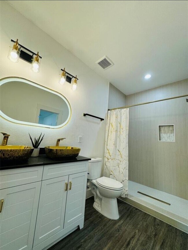 Building Photo - 1621 Wellington St