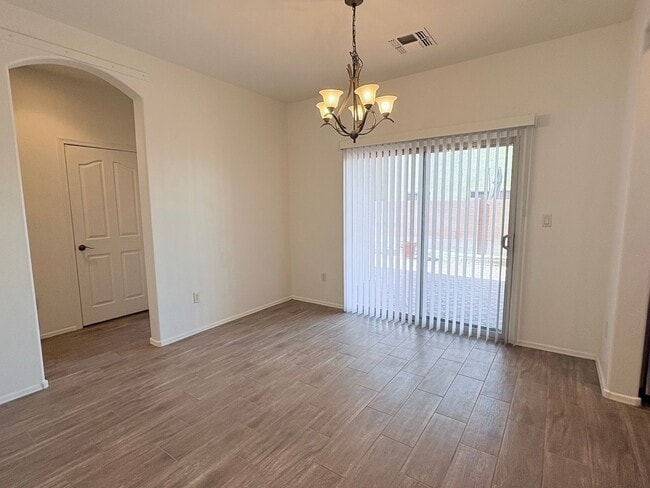 Building Photo - 4 bed/3bath in desirable Paseo Del Rio Community